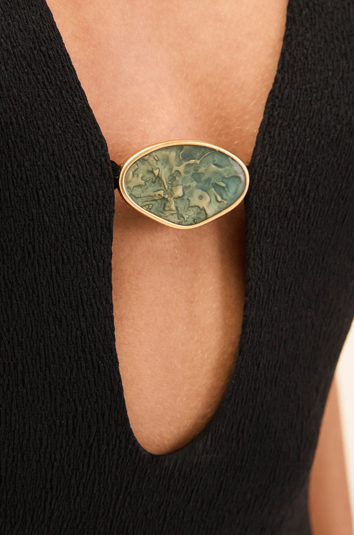 gid://shopify/Product/9592879907037