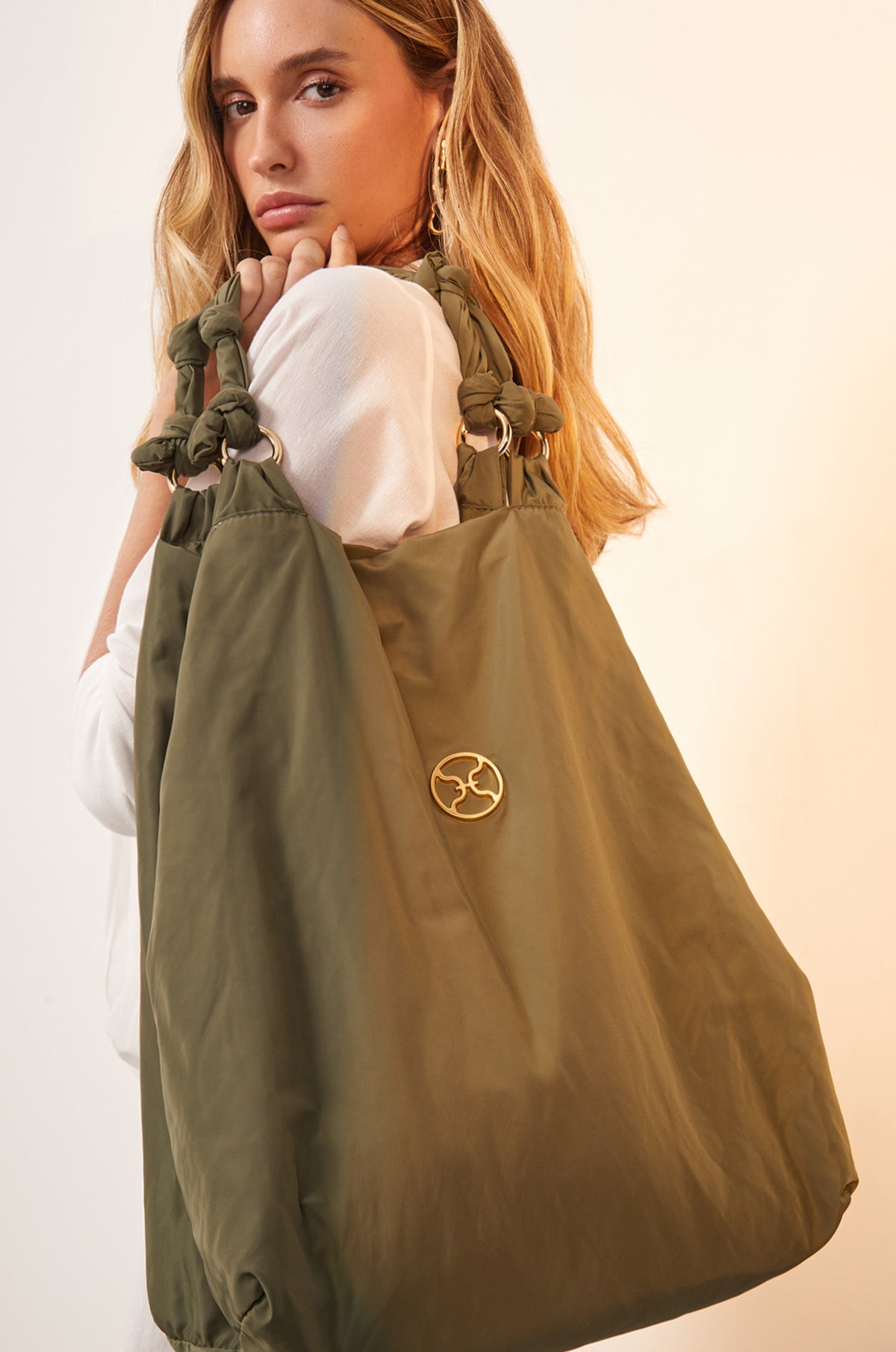 gid://shopify/Product/9595976220893